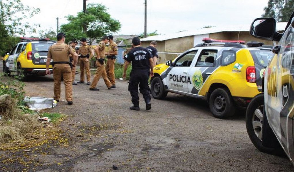 A Secretaria Estadual de Segurança Pública (Sesp) informou que duas quadrilhas especializadas em explosões e arrombamentos de caixas eletrônicos eram coordenadas de dentro da cadeia por um homem que está preso em Maringá, no norte do Paraná; uma operação das polícias Civil e Militar prendeu 21 pessoas suspeitas de participarem dos dois grupos; três pessoas morreram em confrontos com policiais, sendo que duas delas eram integrantes das quadrilhas, conforme a polícia