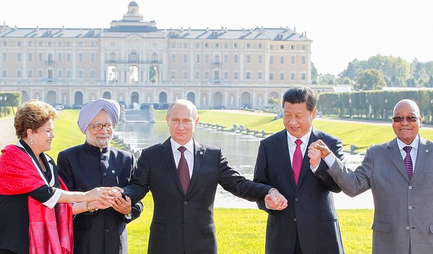 Deputados também ratificaram, em outra votação, um acordo do bloco sobre o fundo de socorro para ser usado em de crise de liquidez pelos integrantes do Brics; segundo o secretário de Assuntos Internacionais do Ministério do Planejamento, Claudio Puty, o banco representa uma nova fonte de recursos para financiar projetos em áreas estratégicas aos países do bloco: “O investimento em infraestrutura é essencial ao desenvolvimento e à retomada do crescimento econômico brasileiro”