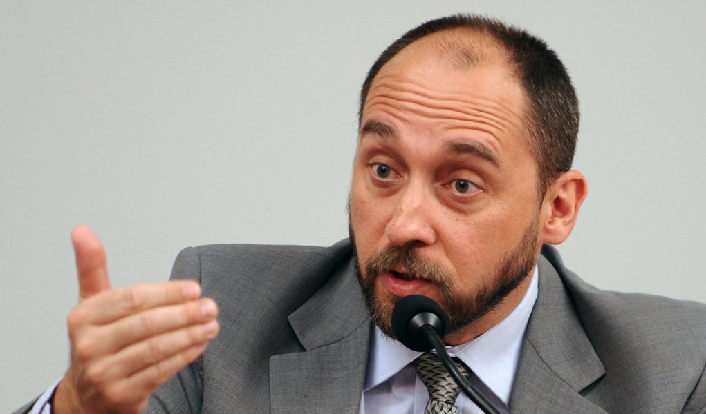 O ministro-chefe da Advocacia-Geral da União, Luís Inácio Adams, aposta em uma análise técnica, por parte do Tribunal de Contas da União (TCU), das contas da presidenta Dilma Rousseff, de 2014; nesta quarta (22), ele protocolou as respostas do governo aos questionamentos do órgão sobre indícios de descumprimento da Lei de Responsabilidade Fiscal e da Lei Orçamentária Anual na prestação de contas do ano passado; "Nossa manifestação foi técnica, exaustiva, procurou estender e analisar cada um dos apontamentos, mostrando a razoabilidade, a aderência à lei, à observância da jurisprudência tradicional, e analisa os conceitos apresentados pelo TCU”, destacou