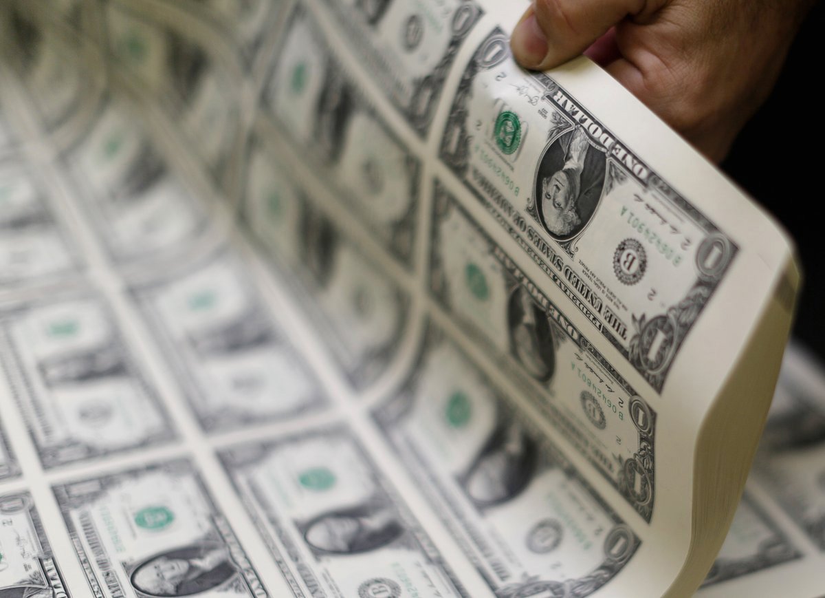 O dólar fechou acima de R$ 2,928 pela primeira vez em mais de dez anos nesta terça-feira, 3; segundo analistas ouvidos pela Reuters, investidores testando a tolerância do Banco Central ao fortalecimento da moeda norte-americana; "Já tem gente se preparando para (a cotação de) 3 reais", disse o operador de um importante banco nacional
 