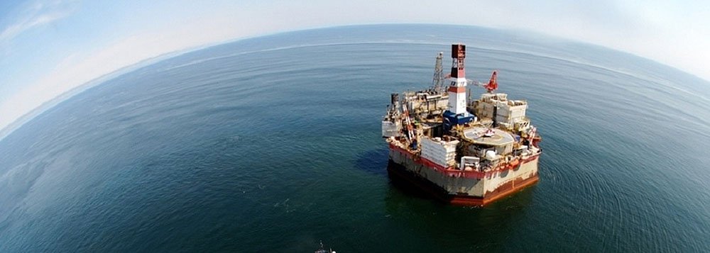"Perto do que pretendem fazer com o petróleo brasileiro, Paulo Roberto Costa era ladrão de galinhas", diz o jornalista Fernando Brito, editor do Tijolaço; ele alerta para o risco de retomada das concessões do petróleo, como defende o jornal O Globo; "Leiloar áreas petrolíferas, numa hora de depreciação do mercado é uma loucura que não pode ir em frente", afirma; segundo ele, as empresas pagariam pouco ou quase nada por áreas extremamente valiosas