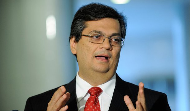 Em artigo publicado no Jornal Pequeno, o governador Flávio Dino anunciou que em dois anos vai investir mais de R$ 500 milhões no maior plano de investimentos em acesso à água desde a construção do sistema Italuís, na década de 80; serão investidos R$ 100 milhões no reforço de vazão do sistema Italuís, para por fim ao histórico rodízio de água na capital; "A instalação da elevatória na altura do km 22 da BR 135 vai reforçar o bombeamento de água do sistema, aumentando em 75% o fornecimento de água na Ilha. Ou seja, em vez de meros paliativos, teremos uma solução duradoura", avisou