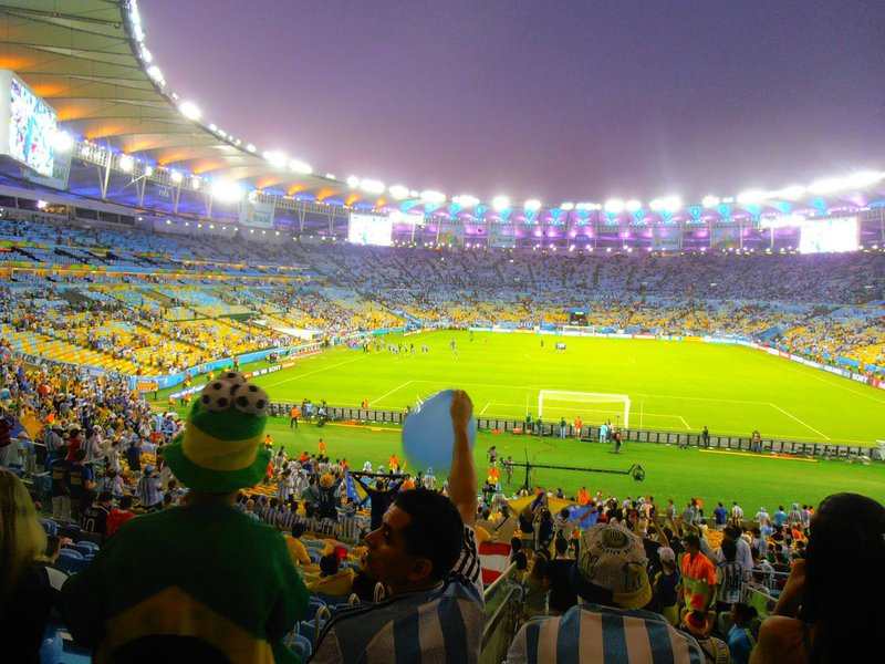 O Ministério Público do Estado do Rio de Janeiro (MP-RJ) informou que vai entrar com ação civil pública na Justiça contra a Federação Internacional de Futebol (Fifa), caso a entidade não acate recomendações relativas à restrição da venda de bebidas alcoólicas nos estádios brasileiros; o MP-RJ havia feito uma recomendação à entidade e ao Comitê Organizador Local (COL) da Copa do Mundo, para que a venda e consumo de bebida alcoólica nos estádios sejam restringidos