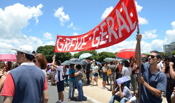 Sindicato do Professores do Distrito Federal (Sinpro-DF) criticou a decisão do Governo do Distrito Federal de levar à justiça a discussão sobre a paralisação dos professores; a categoria promove nova reunião na Praça do Buriti, sede do GDF, para discutir os rumos do movimento; Sinpro-DF decidiu pela greve durante assembléia realizada; de acordo com a direção do sindicato, a intenção é cobrar do governo o pagamento de salários e benefícios atrasados