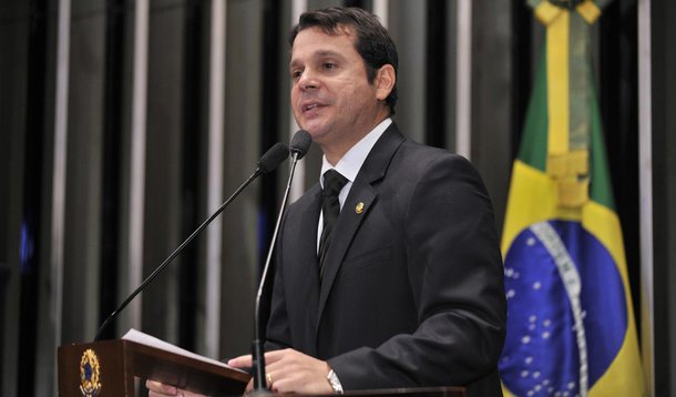 Senador Reguffe (PDT-DF) anunciou a apresentação de projeto que proíbe o BNDES de financiar projetos no exterior; parlamentar citou o presidente da instituição, Luciano Coutinho, ao lembrar que, no período de dois anos, o banco financiou projetos em Angola, Venezuela, Bolívia, Cuba, Benin e Gana; congressista criticou os valores elevados dos empréstimos a esses países, e argumentou que há muitos problemas no Brasil que mereceriam mais atenção do governo