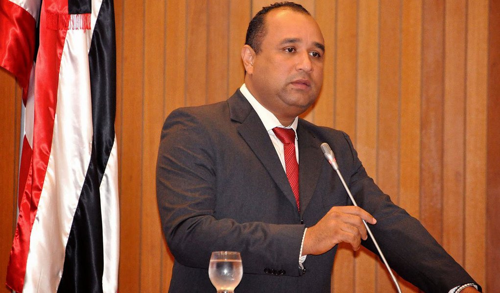 Deputado Roberto Costa, presidente municipal do PMDB, disse que as perdas são naturais e que o partido segue como oposição ao governo; Costa diz que o partido segue como oposição ao governo Flávio Dino com responsabilidade e que não existe nenhuma possibilidade de mudança no comando nem estadual e nem municipal; "A debandada é natural. O PMDB passa pelo mesmo que passou em 2006, quando perdeu o governo. É natural que lideranças acostumadas com o partido como governo busquem outro caminho"