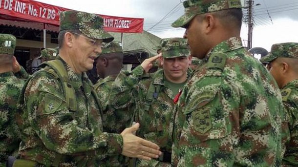 Um general do Exército colombiano e seus dois auxiliares, capturados há duas semanas, foram libertados neste domingo (30) pela guerrilha das Forças Armadas Revolucionárias da Colômbia (Farc), abrindo caminho para o recomeço das negociações de paz bloqueadas pelas autoridades do país; uma missão humanitária recuperou o oficial superior Ruben Alzate, 55 anos, o cabo Jorge Rodriguez e a conselheira do Exército Gloria Urrego, raptados no dia 16 de novembro pelas Farc na província de Choco
 