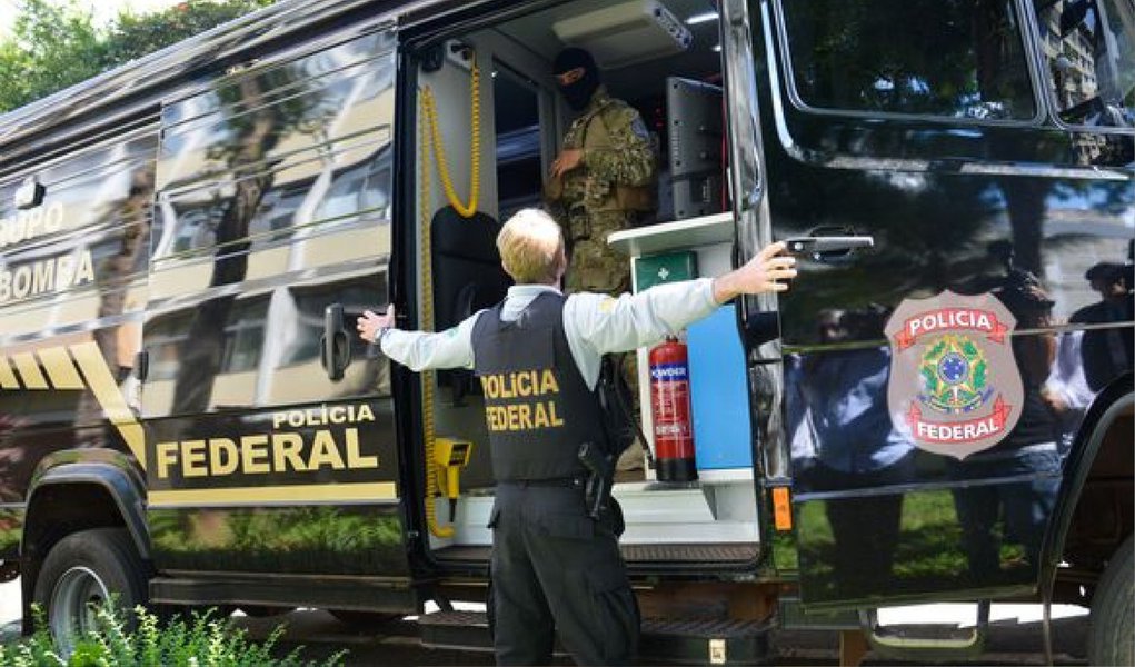 Uma operação da Polícia Federal (PF) deslocou cerca de 50 agentes e um caminhão do Grupo Antibomba para a quadra residencial 104, no bairro Asa Norte, em Brasília; o foco da operação foi um apartamento no terceiro andar do Bloco K, onde funciona um escritório de advocacia; no apartamento, moram o advogado, a esposa e o bebê do casal, de aproximadamente 5 meses; PF não deu detalhes sobre a ação, mas informou que se trata de uma investigação internacional