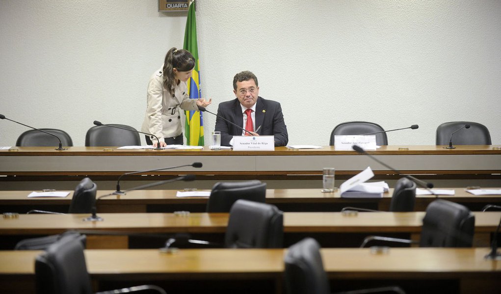 Pela quinta vez consecutiva, a CPI do Senado que investiga denúncias contra a Petrobras cancelou reunião agendada para votação de requerimentos; apenas três membros registraram presença e a audiência foi cancelada por falta de quórum; “Lamentavelmente, a CPI do Senado, por falta de quórum regimental mínimo, não anda nos mesmos passos da CPMI do Congresso. Não caminha devido ao [fato de] seu quórum[ter sido] esvaziado pela oposição”, reclamou o presidente do colegiado, senador Vital do Rêgo (PMDB)