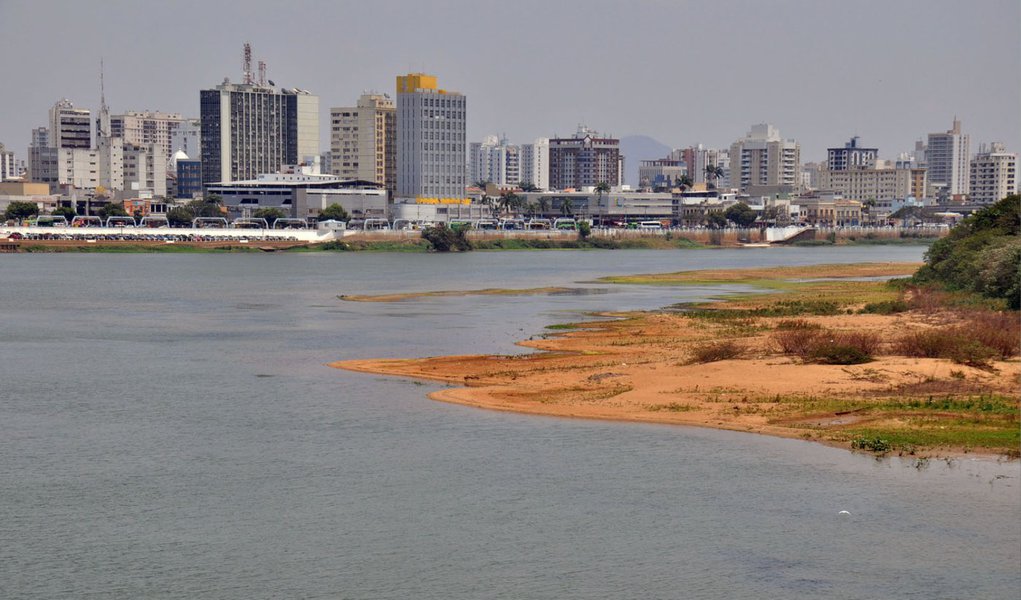 Segundo a ANA, o volume do reservatório de Paraibuna, no Vale do Paraíba paulista, estava em 0,08% neste domingo 8; a represa, que entrou em operação na década de 1970, é abastecida pelos rios Paraibuna e Paraitinga, formadores do Paraíba do Sul, e abastece 15 milhões de pessoas em Rio, São Paulo e Minas Gerais; pela primeira vez o reservatório havia entrado no volume morto, em 21 de janeiro