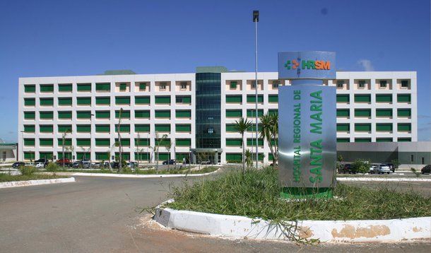 A Secretaria de Saúde do Distrito Federal informou nesta quarta (3) que 16 pacientes foram isolados no Hospital Regional de Santa Maria, a 30 quilômetros de Brasília, após exames detectarem uma bactéria multirresistente, a Acinetobacter baumannii; segundo a direção do hospital, dois pacientes passam por tratamento com antibióticos; em 14 pessoas, a bactéria foi encontrada, mas não causa infecção; o quadro clínico de cada paciente não foi detalhado; de acordo com a secretaria, mais cinco pacientes infectados com bactérias multirresistentes continuam internados em outros dois hospitais do DF e um idoso teve alta médica hoje