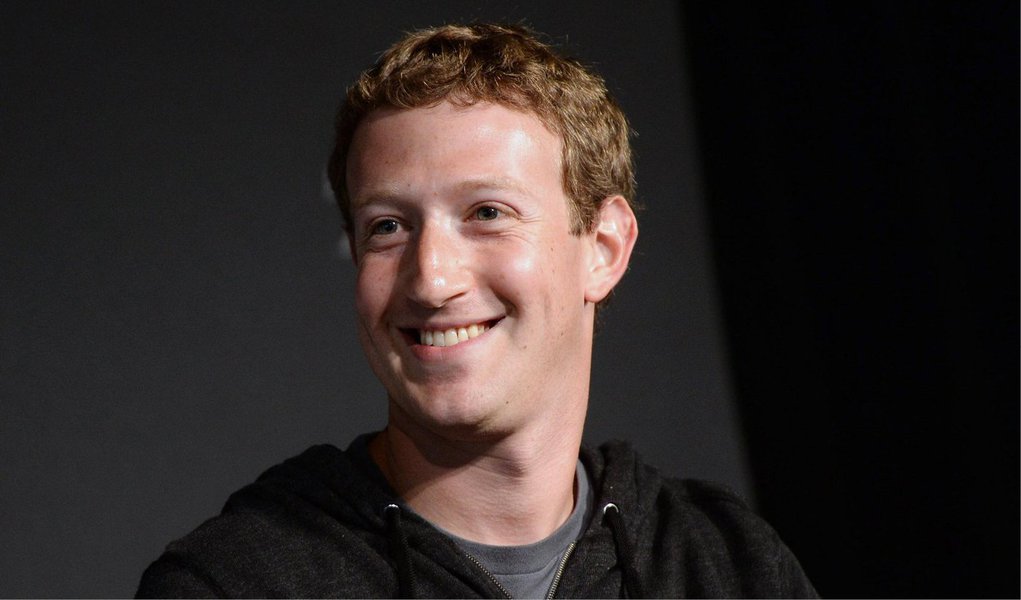 Criador e presidente da Facebook acrescentou o montante à sua fortuna ontem, depois que a maior rede social do mundo fechou com recorde; aumento elevou a riqueza do empresário de 30 anos para US$ 33,3 bilhões, levando-o a superar Brin e Page, assim como o CEO da Amazon.com Inc, Jeff Bezos, no Índice de Bilionários da Bloomberg