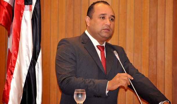 Deputado Roberto Costa, presidente municipal do PMDB, disse que as perdas são naturais e que o partido segue como oposição ao governo; Costa diz que o partido segue como oposição ao governo Flávio Dino com responsabilidade e que não existe nenhuma possibilidade de mudança no comando nem estadual e nem municipal; "A debandada é natural. O PMDB passa pelo mesmo que passou em 2006, quando perdeu o governo. É natural que lideranças acostumadas com o partido como governo busquem outro caminho"