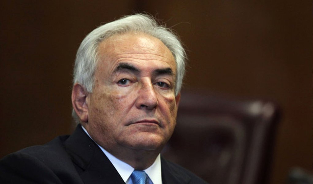 O ex-diretor do Fundo Monetário Internacional (FMI) Dominique Strauss-Kahn, que chegou a ser cotado para a presidência da França em 2011, compareceu nesta segunda (2), em Lille, no Norte da França, ao primeiro dia de seu julgamento; ele é acusado, junto com outras 13 pessoas, de "proxenetismo com agravante em grupo organizado"; proxenetismo é o ato de obter benefícios econômicos da prostituição de outras pessoas