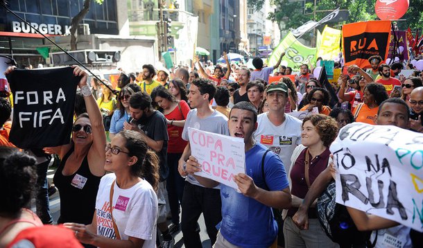 Manifestantes e policiais militares se enfrentaram na região dos Arcos da Lapa, após o término da passeata iniciada, que percorreu toda a Avenida Rio Branco até a Cinelândia, na região central da cidade; no confronto, os policiais chegaram a prender três pessoas e um policial ficou ferido ao cair no chão; os manifestantes atiraram garrafas e pedras nos policiais militares, que revidaram jogando spray de pimenta e gás lacrimogêneo para dispersar a multidão