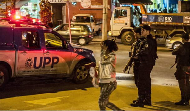Cinco policiais militares (PMs) lotados em unidades de Polícia Pacificadora (UPPs) foram baleados em regiões diferentes da cidade do Rio de Janeiro, sendo que um deles morreu; dois ficaram feridos durante tiroteio no Morro dos Macacos, em Vila Isabel, zona norte do Rio, e dois na Vila Cruzeiro, na Penha, subúrbio da cidade
 