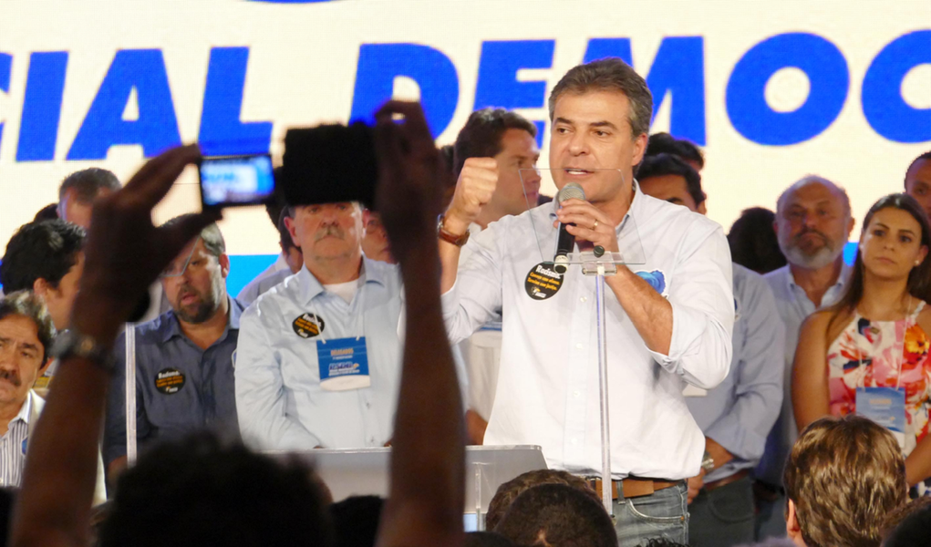 O governador Beto Richa discursou na 12ª Convenção Nacional do PSDB, em Brasília; tucano afirmou que faz um governo no Paraná que serve de modelo ao partido e exemplo para o país; Trazemos boas novas do estado do Paraná para o resto do Brasil... Estamos evoluindo, ao contrário do que ocorre no Brasil, eles não estão destruindo apenas a economia, mas a educação, a saúde e a infraestrutura...", discurso Richa