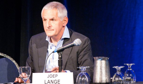 Mortes de dezenas de destacados especialistas na área provocam um duro golpe nas esperanças de uma cura para a Aids; estima-se que até 100 pessoas que iam para uma conferência anual sobre a doença em Melbourne se encontravam no voo da Malaysia Airlines derrubado nesta quinta-feira; entre eles estava Joep Lange, que pesquisava a doença havia mais de 30 anos e era considerado uma das maiores autoridades na área