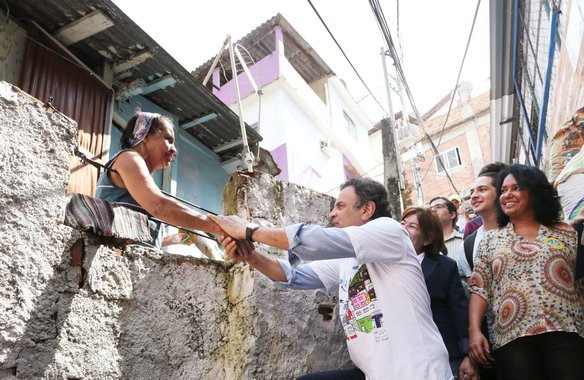Presidenciável tucano destacou os avanços que as UPPs proporcionaram às comunidades onde foram instaladas, mas disse que é preciso agora cuidar da segunda etapa: "emprego, saúde, educação de qualidade e cuidar das mulheres, pois elas são as mantenedoras da maioria das casas nessas comunidades e precisam ter também oportunidade de geração de renda"
