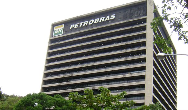 Ações da estatal subiram forte hoje em meio à expectativa pela divulgação do balanço de 2014; companhia quer aprovar seu resultado financeiro na reunião do conselho de administração, marcada para dia 26; tema não está na pauta do encontro, mas a empresa já conseguiu avançar na maioria dos pontos que vinham barrando a divulgação, sendo reportagem do Estadão; petroleira "consolida reparo no 'rombo' que nunca existiu", comenta o blog Tijolaço sobre o assunto