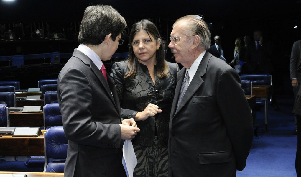 O senador José Sarney (PMDB-AP) disse que "não acredita" que sua filha, a ex-governadora do Maranhão Roseana Sarney (PMDB), esteja envolvida no esquema de corrupção da Petrobras; segundo o parlamentar, a citação de sua filha na lista é "coisa dirigida"; "Eu não acredito. Jamais. Conheço o caráter da minha filha, [não acredito] que isso possa ter ocorrido. Isso é justamente alguma coisa dirigida", afirmou Sarney em discurso no Senado