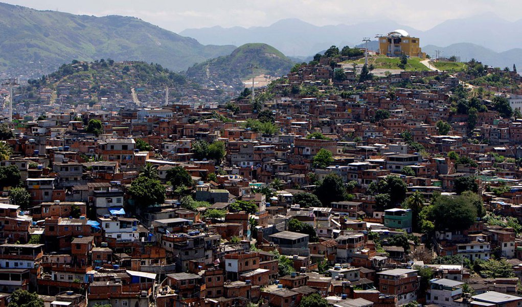 Com o apoio da Polícia Militar, os agentes buscam cumprir, nesta segunda-feira, mandados de prisão de pessoas que continuam atuando na comunidade, apesar da existência de UPPs no conjunto de favelas