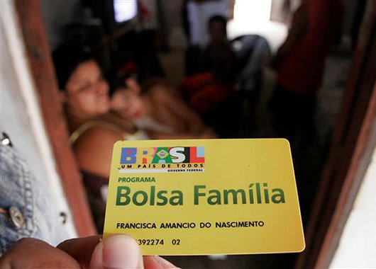 Sabiamente, o povo elevado nos 12 anos de governos do PT não está entendendo estes benefícios como presentes e benevolência do presidente Lula e da presidenta Dilma, mas como direitos