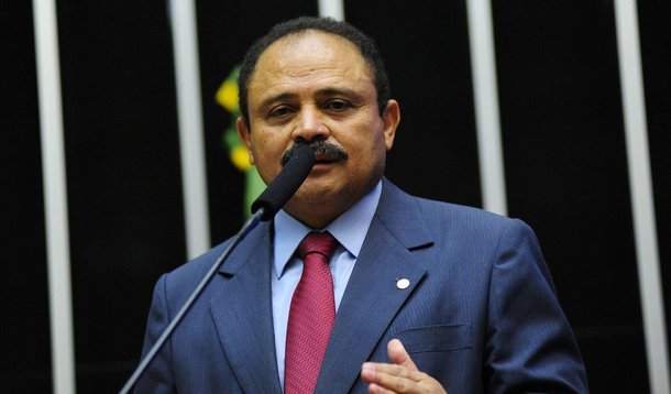 Deputado Waldir Maranhão (PP-MA) seria o responsável por marcar nova eleição para a presidência da Câmara; aliados do governo já estão convencidos de que a melhor coisa a fazer é torcer para que a situação de Eduardo Cunha se complique a ponto de ele ter de deixar o posto; Maranhão também já foi citado pelo doleiro Alberto Youssef, na Lava Jato, como sendo um dos receptores de propina do PP no esquema da Petrobras