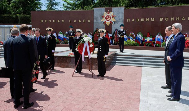 Com as relações entre Rússia e Estados Unidos em seu pior nível desde a Guerra Fria, a viagem de secretário de Estado norte-americano, John Kerry para discutir questões que incluem as conversas sobre o programa nuclear do Irã, o Iêmen e a Líbia parece ser apenas para manter contato