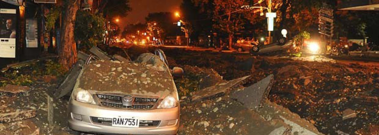 Uma explosão causada por um vazamento de gás deixou mortos e feridos na cidade de Kaohsiung, em Taiwan, na noite desta quinta-feira, 31; pelo menos 15 pessoas morreram e 233 ficaram feridas, disse Chen Chu, prefeito de Kaohsiung; moradores disseram que o vazamento de gás formou um grande nevoeiro branco, seguido das explosões; a causa exata do vazamento não está clara, mas as explosões destruíram boa parte da tubulação subterrânea; a energia elétrica foi interrompida pelas explosões, o que dificulta o resgate pelos bombeiros de pessoas que podem estar sob os escombros