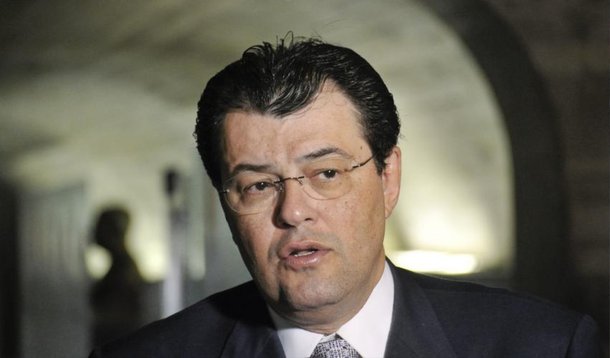 O novo ministro de Minas e Energia, Eduardo Braga, sinalizou nesta quinta-feira que o governo federal vai propor mudanças no código de mineração, diante do atraso na aprovação do texto no Congresso e das mudanças no mercado de minério de ferro internacional; em entrevista a jornalistas, Braga afirmou que "todos esses atrasos na aprovação da lei (do código de mineração), dão mais tempo de redesenhar, diante de uma nova conjuntura internacional, algumas áreas do código de mineração"