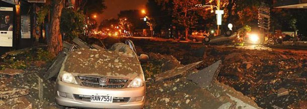 Uma explosão causada por um vazamento de gás deixou mortos e feridos na cidade de Kaohsiung, em Taiwan, na noite desta quinta-feira, 31; pelo menos 15 pessoas morreram e 233 ficaram feridas, disse Chen Chu, prefeito de Kaohsiung; moradores disseram que o vazamento de gás formou um grande nevoeiro branco, seguido das explosões; a causa exata do vazamento não está clara, mas as explosões destruíram boa parte da tubulação subterrânea; a energia elétrica foi interrompida pelas explosões, o que dificulta o resgate pelos bombeiros de pessoas que podem estar sob os escombros