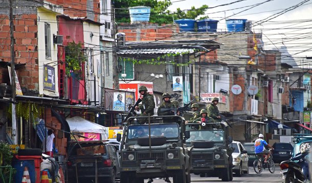 A Força de Pacificação da Maré negou que os soldados que participam da ocupação do Complexo de Favelas da Maré, no Rio, cometam abusos ou atos irregulares contra os moradores, conforme relatado em reunião de representantes dos moradores com jornalistas; em nota, a Força disse que o Disque-Pacificação, "canal criado para receber denúncias, críticas e sugestões da população, não recebeu nenhuma ocorrência dos fatos expostos na reunião"