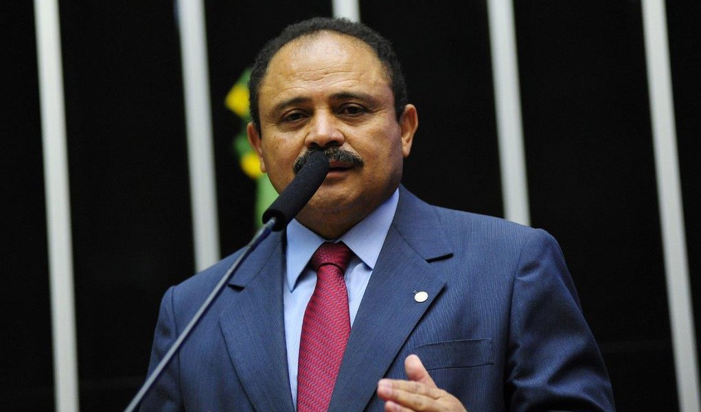 Deputado Waldir Maranhão (PP-MA) seria o responsável por marcar nova eleição para a presidência da Câmara; aliados do governo já estão convencidos de que a melhor coisa a fazer é torcer para que a situação de Eduardo Cunha se complique a ponto de ele ter de deixar o posto; Maranhão também já foi citado pelo doleiro Alberto Youssef, na Lava Jato, como sendo um dos receptores de propina do PP no esquema da Petrobras