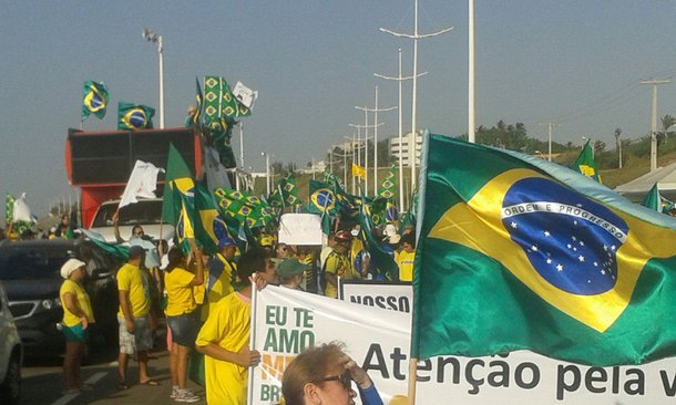 Protesto contra a corrupção e o governo Dilma Rousseff, na Avenida Litorânea, em São Luís, teve baixa adesão e o público ficou bem abaixo do número esperado pelos organizadores; ato foi convocado pelos movimentos “Eu Te Amo, Meu Brasil” e “Vem Pra Rua”; segundo a Polícia Militar, cerca de 2,5 mil pessoas participaram do protesto; pela contagem dos organizadores foram 7 mil pessoas