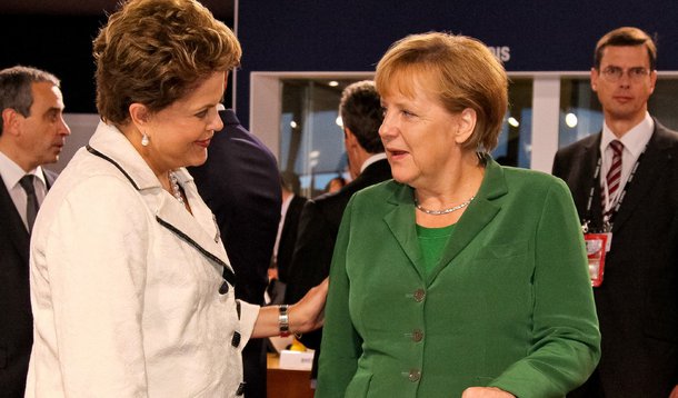 "Procurador Valtan Timbó, da PGR do Distrito Federal, atropelou tudo para acusar o ex-presidente Lula de 'tráfico de influência' por ele fazer – já como ex-presidente – viagens ao exterior estimulando negócios com o Brasil e com empresas brasileiras. Pois não é que a chanceler alemã Angela Merkel está no Brasil fazendo o mesmo?", escreve o jornalista Fernando Brito, do Tijolaço; "O Dr. Timbó, a esta altura, deveria estar juntando recortes de jornal para enviar a seus colegas do Ministério Público alemão, denunciando este absurdo", ironiza