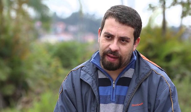 Coordenador do Movimento dos Trabalhadores Sem-Teto (MTST), Guilherme Boulos, pede por reforma urbana mais profunda para superar a lógica da segregação, que expulsa o trabalhador para as periferias; "É preciso uma reforma urbana , tirando o poder daqueles que hoje comandam as cidades, no Brasil, que são as grandes construtoras, incorporadoras e proprietários de terra", disse