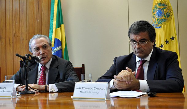 Vice-presidente da República, Michel Temer, e o ministro da Justiça, José Eduardo Cardozo, reiteraram declaração da presidente Dilma Rousseff e disseram considerar que após serem identificados os responsáveis e a dimensão dos prejuízos, a União deve buscar o ressarcimento dos recursos que foram desviados na Petrobras: "Aqueles que por ventura tenham eventualmente desviado recursos, devem responder não só do ponto de vista criminal, mas também do ponto de vista civil, para ressarcir os cofres públicos. Vamos aguardar apenas para saber como foi", disse Cardozo