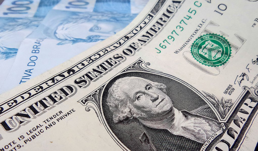 O Brasil registrou déficit em transações correntes de 6,879 bilhões de dólares em fevereiro, informou o Banco Central, ao mesmo tempo em que os investimentos estrangeiros diretos no país somaram 2,769 bilhões de dólares; no acumulado em 12 meses encerrados no mês passado, o déficit em conta corrente do país ficou em 4,22% do PIB