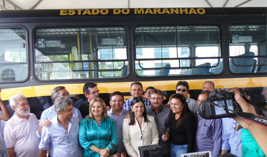 A governadora Roseana Sarney (PMDB) entregou, no Palácio dos Leões, 60 ônibus escolares a 60 municípios do Estado, beneficiando 18,2 mil estudantes; este é o segundo lote de um total de 136 veículos adquiridos em parceria com o Governo Federal, por intermédio do Plano de Ações Articuladas (PAR/Estadual), no Programa Caminho da Escola, do Ministério da Educação; o investimento é de R$ 29,8 milhões 