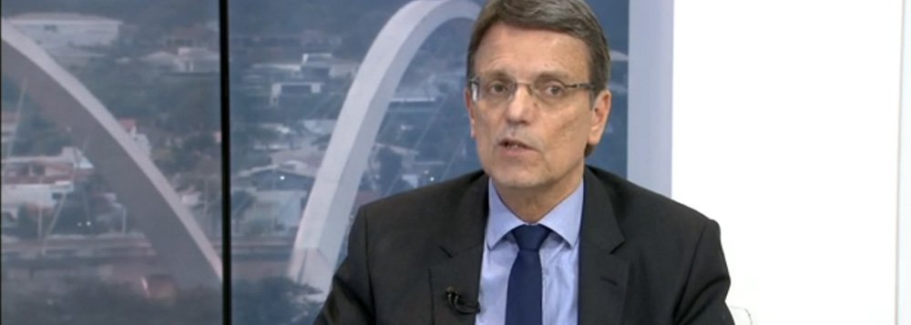 O chefe da Casa Civil do Distrito Federal, Hélio Doyle, informou que há risco do salário dos servidores não ser pago em novembro deste ano se o governo local mantiver a receita atual; de acordo com o dirigente, também existe a possibilidade de o salário de dezembro não ser pago e ser jogado para o ano seguinte; "Se mantivermos a situação de hoje, ou seja, com a projeção de receita que temos hoje, sem essas medidas, sem cortar mais gastos de custeio, a gente corre risco de não ter como pagar salário de novembro. O risco, sem querer fazer nenhum terrorismo, existe"