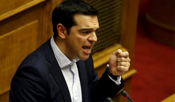 O primeiro-ministro grego, Alexis Tsipras, anunciou que os bancos gregos estarão fechados na segunda-feira (29); ele assegurou que estão garantidas as poupanças, salários e pensões dos cidadãos; a medida foi tomada após uma corrida dos gregos aos bancos para retirar dinheiro diante da incerteza da situação financeira do País; na maioria das caixas multibanco do centro de Atenas neste domingo (28) não havia mais dinheiro disponível, enquanto as filas cresciam
