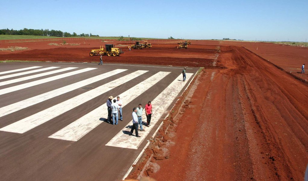 O MPF instaurou um inquérito para apurar possíveis irregularidades nas obras do Aeroporto de Cascavel, na região Oeste do Paraná; o ministério quer saber se há irregularidades envolvendo a licitação e a construção do novo terminal de passageiros, que está com o cronograma atrasado; governo federal liberou R$ 3,5 milhões ao governo paranaense; a entrega do terminal estaria prevista para 12 de agosto deste ano, mas nem a fundação do terminal, que deveria ter sido finalizada em setembro de 2014, está completa