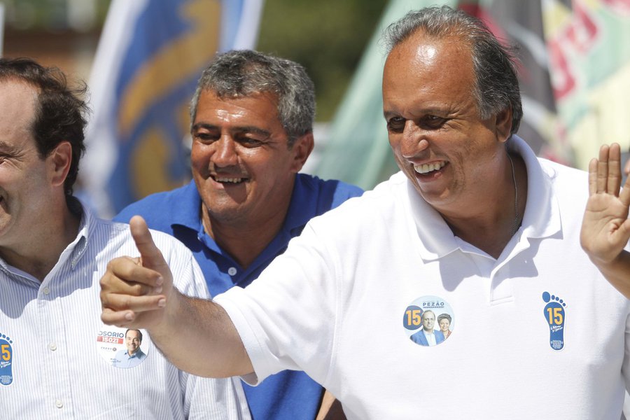 Com US$ 120 bilhões garantidos para investimentos nos próximos quatro anos, o governador reeleito do Rio de Janeiro oferece apoio incondicional à presidente Dilma Rousseff, evita ruídos políticos e atua no melhor estilo prefeitão de todas as cidades do estado, pilotando o maior canteiro de obras do País; "O importante é melhorar a vida das pessoas", diz Luiz Fernando Pezão, personagem de capa da nova revista 24/7