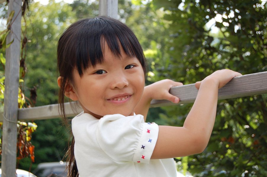 País aprovou formalmente neste sábado o relaxamento de sua política de filho único e a abolição do controverso sistema de trabalho no campo; sob a nova política, casais serão autorizados a ter duas crianças se um dos pais for filho único