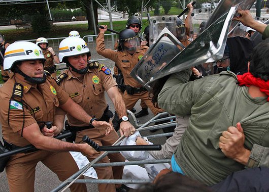 O que ocorreu em Curitiba contra os professores foi um atentado ao Estado Democrático de Direito, às liberdades de manifestação e expressão e também um retrocesso no processo democrático brasileiro. Temos muito ainda a aprender com a democracia