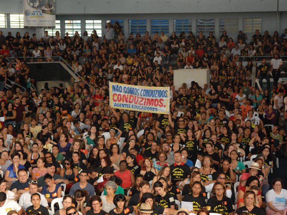 Em greve há mais de um mês, professores da rede estadual de ensino do Rio de Janeiro terão nesta segunda-feira (16), às 14h, nova assembleia para decidir os rumos da paralisação; representantes da categoria permanecem acampados em frente à Assembleia do Rio e têm como principal reivindicação reajuste salarial de 28%