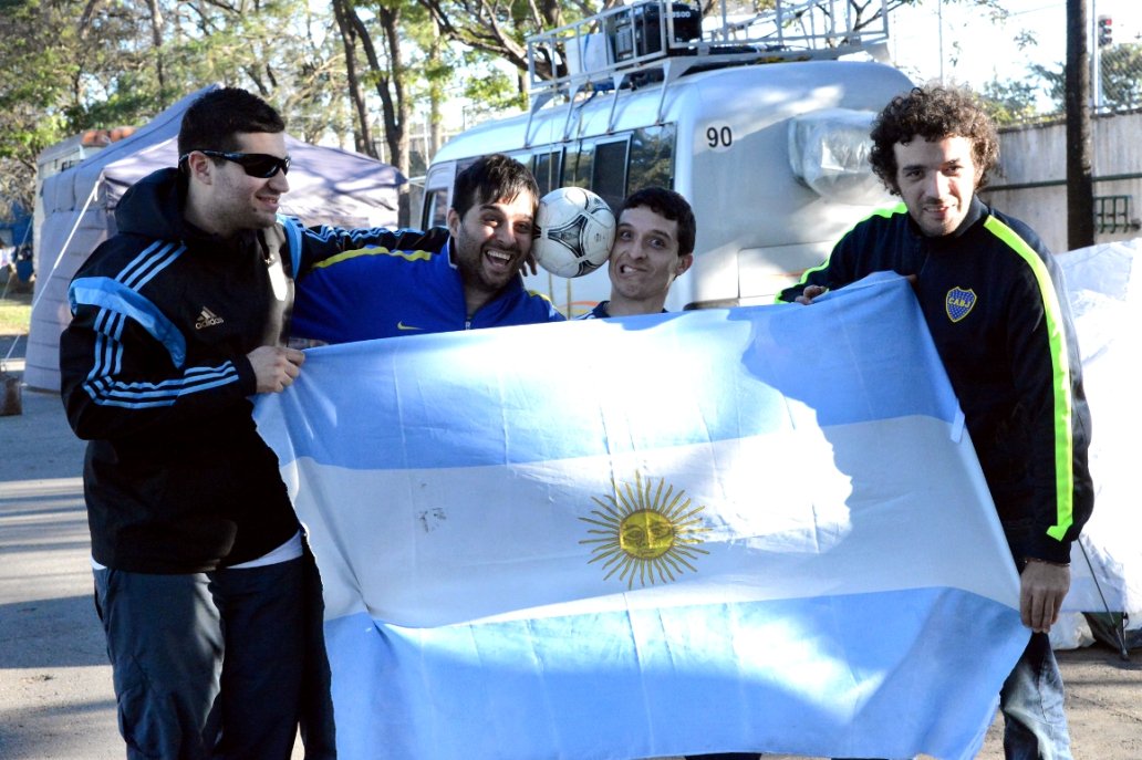 Cerca de 60 mil argentinos devem estar na capital federal para a partida contra a Bélgica, válida pela quartas de finais da Copa do Mundo, segundo a Embaixada da Argentina; os "hermanos" prometem formar a grande maioria dos torcedores no estádio Mané Garrincha e fazerem a chamada "ola azul"; segundo o governo argentino, 11 voos da companhia Aerolíneas Argentinas (quatro de ida e sete de volta) estão programados para fazer o trajeto entre Buenos Aires e Brasília neste sábado 5