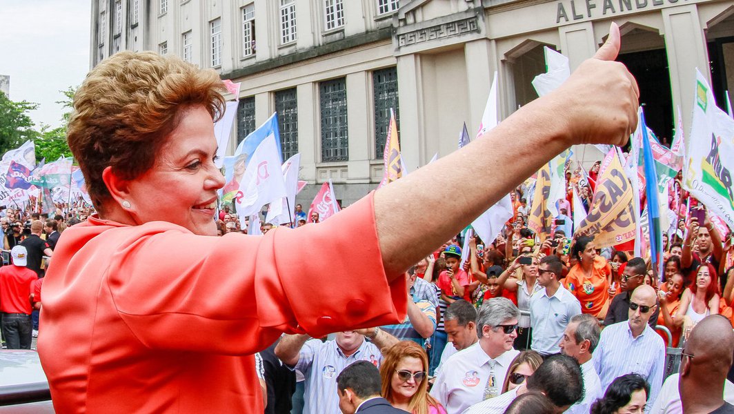 Segundo Eduardo Guimarães, do Blog da Cidadania, equipe da petista acredita que pesquisas que serão divulgadas hoje irão "segurar" a candidata na margem de erro, e que há, sim, expectativa de vitória no primeiro turno, mas a mensagem à militância é de que não se difunda esse pensamento porque, caso não ocorra, "será aquele desânimo..."