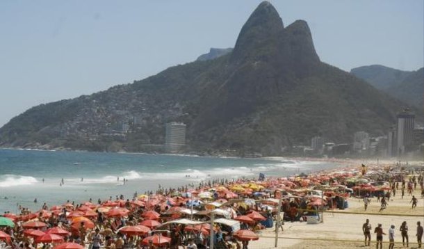Com cerca 900 mil turistas previstos pela prefeitura do Rio de Janeiro para passar o carnaval na cidade, a rede hoteleira está com 75,82% dos quartos reservados para o feriadão; a informação foi divulgada pela Associação Brasileira da Indústria de Hotéis do Rio de Janeiro (Abih-RJ) e, de acordo os dados, 70% dos visitantes são brasileiros e costumam fechar seus pacotes em cima da hora